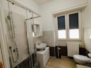 Koupelna v ubytování Bilocale per 2 - Quadrilocale per 6 - Appartamenti Sebastiani centralissimi + 37 fotografií