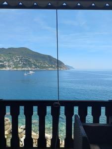 d'un balcon offrant une vue sur un bateau dans l'eau. dans l'établissement Villaggio Smeraldo, à Moneglia