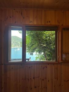 una ventana en una habitación con vistas al océano en Villaggio Smeraldo, en Moneglia