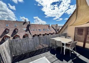 a patio with a table and chairs on a balcony at Apartments Aarbergergasse - Self Check-In in Bern