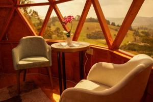 Posezení v ubytování Glamping - Domo el Frailejón con Jacuzzi