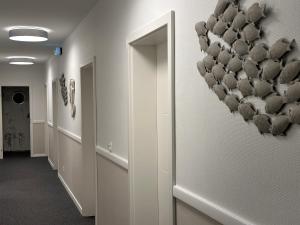 un pasillo con una decoración de corazón en la pared en Hotel Restaurant Ostsee-Anker, en Langballig