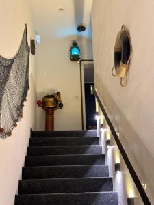 eine Treppe in einem Gebäude mit schwarzen Treppen und Lichtern in der Unterkunft Hotel Restaurant Ostsee-Anker in Langballig