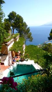 einen Pool mit Meerblick in der Unterkunft La Casa nel Bosco in Capri