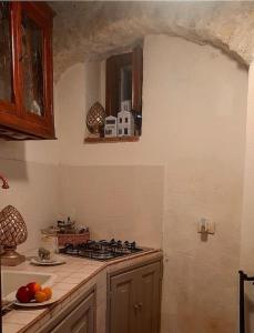 a kitchen with a stove and a counter top at La chiave del Tempo in Casteldilago
