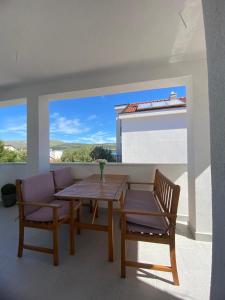 comedor con mesa, sillas y ventana en Apartments Paola en Trogir