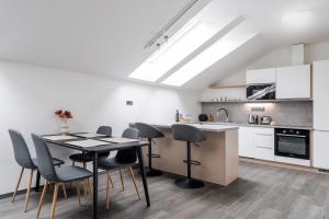 Kuchyň nebo kuchyňský kout v ubytování River Apartments