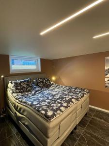 ein Schlafzimmer mit einem großen Bett in einem Zimmer in der Unterkunft lovely UNDERGROUND flat ÅNDALSNES in Åndalsnes