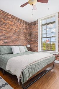 Ένα ή περισσότερα κρεβάτια σε δωμάτιο στο 2BR loft condo in downtown Johnson City