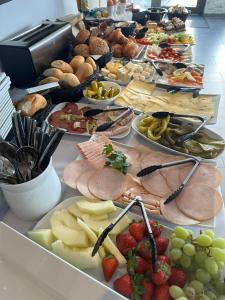 un buffet lleno de diferentes tipos de comida en Hotel Efcannos Dornberg Carree en Vechelde
