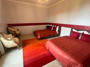 ein Schlafzimmer mit zwei Betten und einem Sofa darin in der Unterkunft Château de Crènille in Chaumes-en-Brie