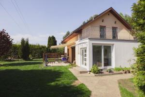 Casa pequeña con balcón y patio en Różany Dom w Dominikowie, en Dominikowo