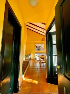 een hal met een deur en een kamer met een tafel bij Casa Rural Una Ventana a la Sierra in Aracena