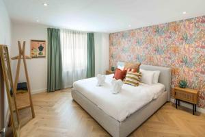 ロンドンにある2Bed 2Bath Stunning Shoreditch Apartmentのベッドルーム1室(ベッド1台、動物2匹の詰め物付)