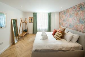 - une chambre avec un ours en peluche blanc assis sur un lit dans l'établissement 2Bed 2Bath Stunning Shoreditch Apartment, à Londres