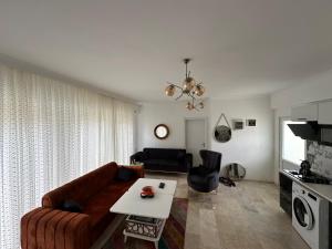 sala de estar con sofá y mesa en Sisyphos Hotel, en Gelemiş