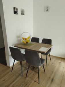 stół jadalny z krzesłami i wazonem w obiekcie Haus Abendrot w mieście Dornbirn