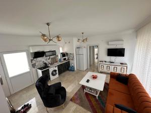 ein Wohnzimmer mit einem Sofa und einem Tisch in der Unterkunft Sisyphos Hotel in Gelemiş