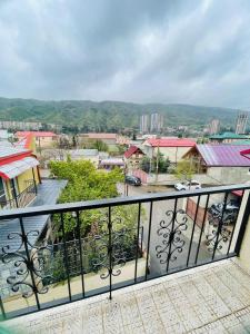 einen Balkon mit Stadtblick in der Unterkunft MyFamily in Tbilisi City