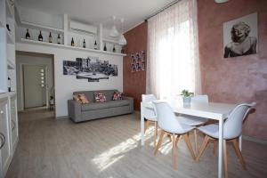 a living room with a white table and chairs at La finestra sul pincio in Civitavecchia