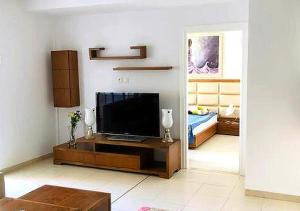 El Ahmar的住宿－appart très luxueux 6 personnes，一间客厅,配有一张桌子上放的电视