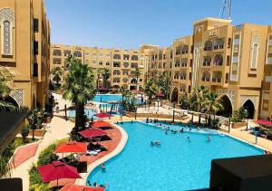 El Ahmar的住宿－appart très luxueux 6 personnes，享有度假村游泳池的顶部景致