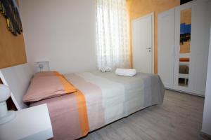a bedroom with two beds and a window at La finestra sul pincio in Civitavecchia