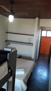 Habitación con 2 camas y techo. en Pousada Miramar, en Marataízes