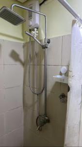 y baño con ducha y cabezal de ducha. en #35 Grass residences tower2, en Manila