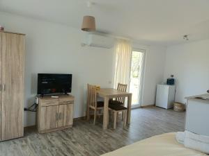 TV a/nebo společenská místnost v ubytování Greci GuestHouse