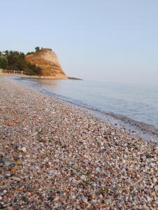 una playa llena de rocas y agua en Maison de roche, en Sozopoli