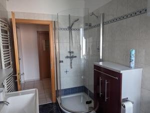 y baño con ducha, aseo y lavamanos. en Perfect for Long Stays - 3BR Apt Across from Wels Convention Centre, en Wels