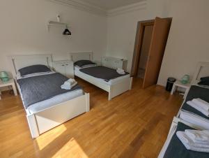 Un pat sau paturi într-o cameră la Bright and comfortable unit across from Messe Wels