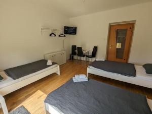 Un pat sau paturi într-o cameră la Bright and comfortable unit across from Messe Wels