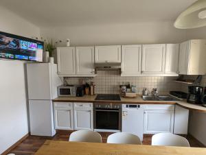 O bucătărie sau chicinetă la Bright and comfortable unit across from Messe Wels