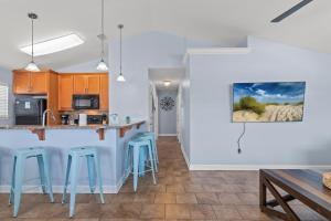 cocina y sala de estar con taburetes azules en 117 Palm Beach Dr - Palm Breezy, en Panama City Beach