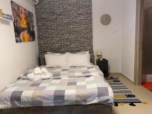 una camera con un letto con un muro di mattoni di Central & Riverfront Room a Édessa