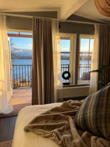 1 dormitorio con 1 cama y vistas al océano en Sund Nergården, en Vagnhärad