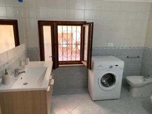 a bathroom with a washing machine and a sink at Casa sul porto imbarco Tremiti in Termoli