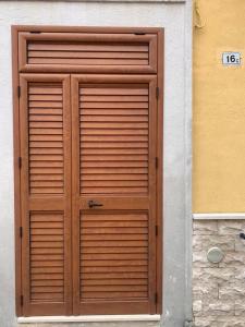 a wooden garage door on the side of a building at Casa sul porto imbarco Tremiti in Termoli