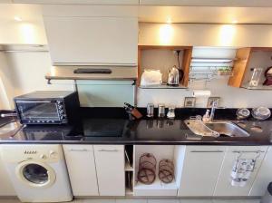 サンフアンにあるEspacioso departamento céntrico.の小さなキッチン(シンク、洗濯機付)
