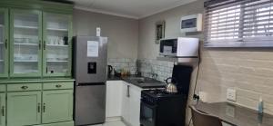 Dapur atau dapur kecil di Hermanus 13 on 2nd Guest Rooms +14 gambar