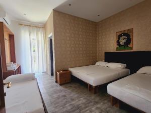 デルミにあるAgora Dhermiのベッドルーム1室(ベッド2台付)が備わります。壁には絵画が飾られています。