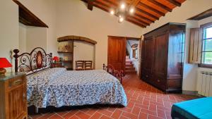 - une chambre avec un lit dans l'établissement Casa Selvolini - VOLPAIA, à Radda in Chianti