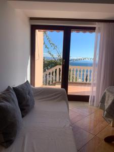 ein Schlafzimmer mit Bett und Blick auf einen Balkon in der Unterkunft Apartment Villa Ana in Opatija