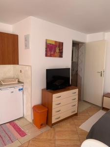 ein Wohnzimmer mit einem TV auf der Kommode in der Unterkunft Apartment Villa Ana in Opatija