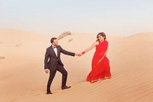 Un homme et une femme marchant dans le désert dans l'établissement Royal Adventure Camp & Resort, à Jaisalmer