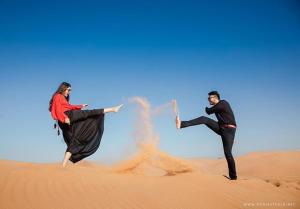 Zwei Menschen stehen im Sand in der Wüste in der Unterkunft Royal Adventure Camp & Resort in Jaisalmer