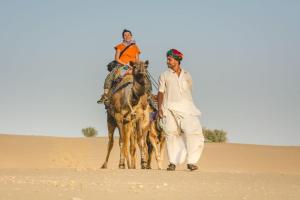 Dos hombres montan caballos en el desierto. en Royal Adventure Camp & Resort, en Jaisalmer