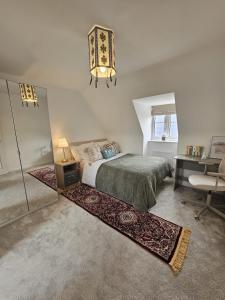 a bedroom with a bed and a chandelier at Modern Double Bed at Bicester Village, Kingsmere in Bicester